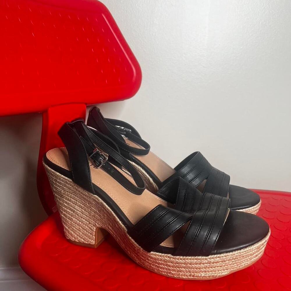 Brand new black wedge torrid